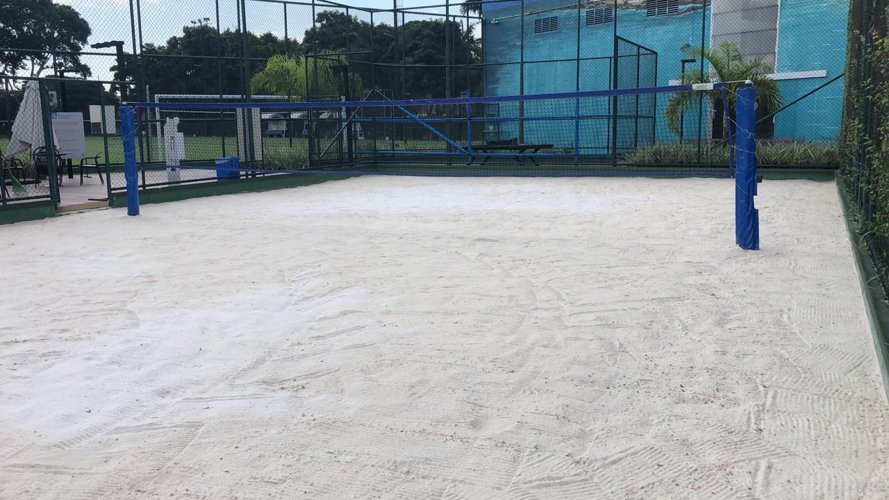 Quadra de beach tênis com rede e cercamento, em ambiente urbano