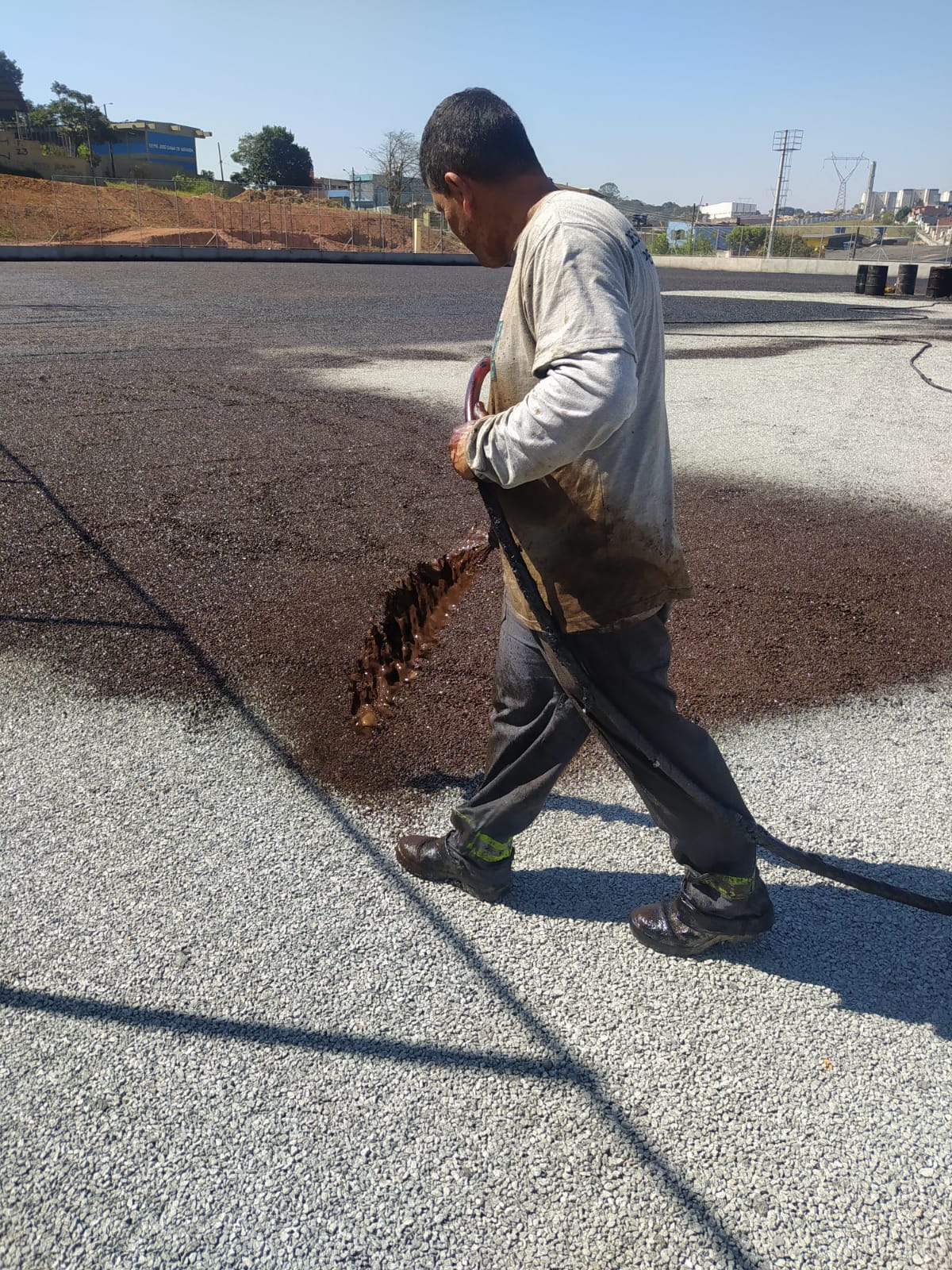 Quadra esportiva externa com base de concreto recém-executada